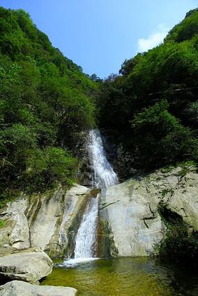 逃离废弃的卡车场